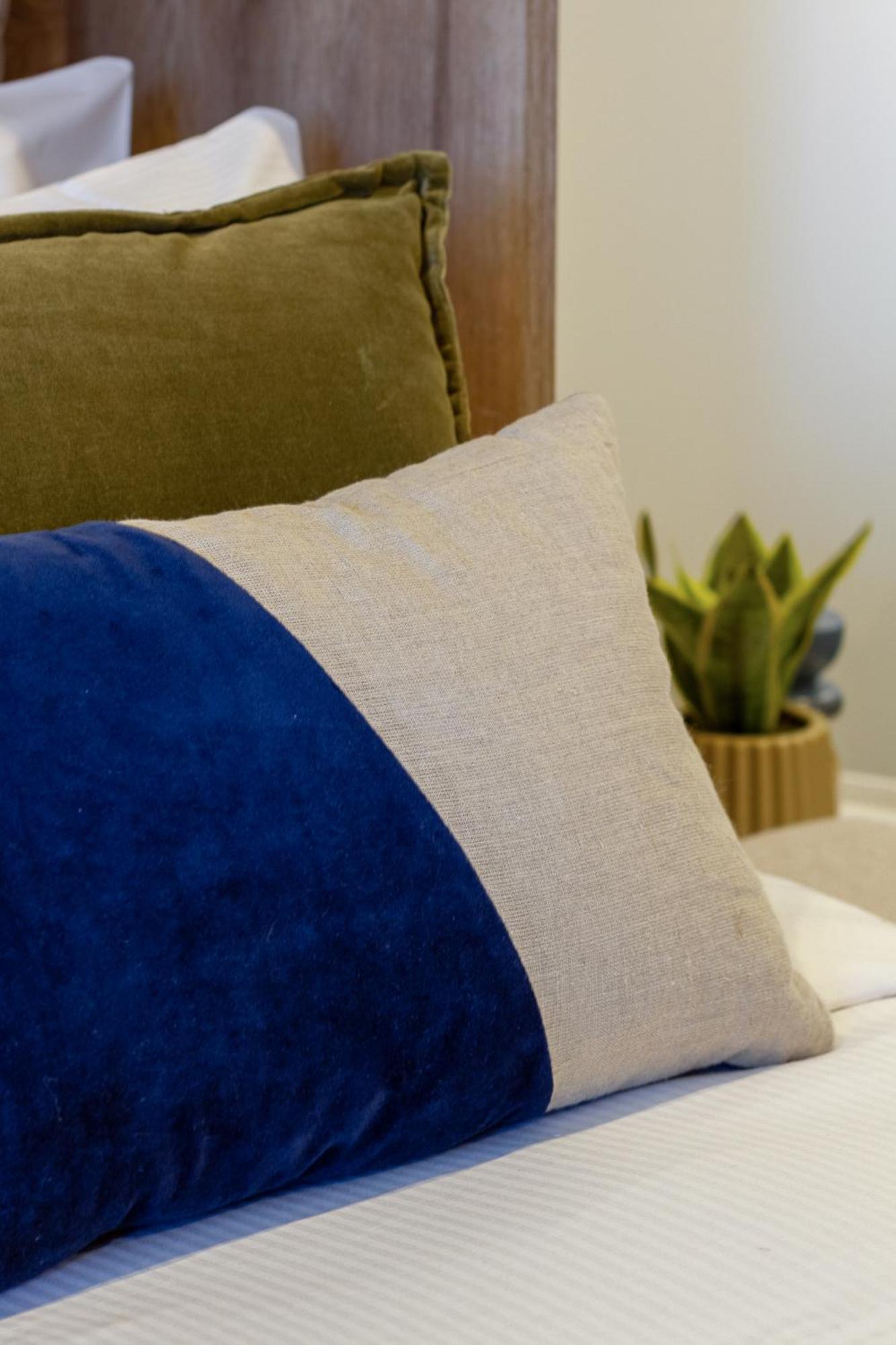 Downtown Comfort: Modern Studio With Backyard Christchurch Luaran gambar