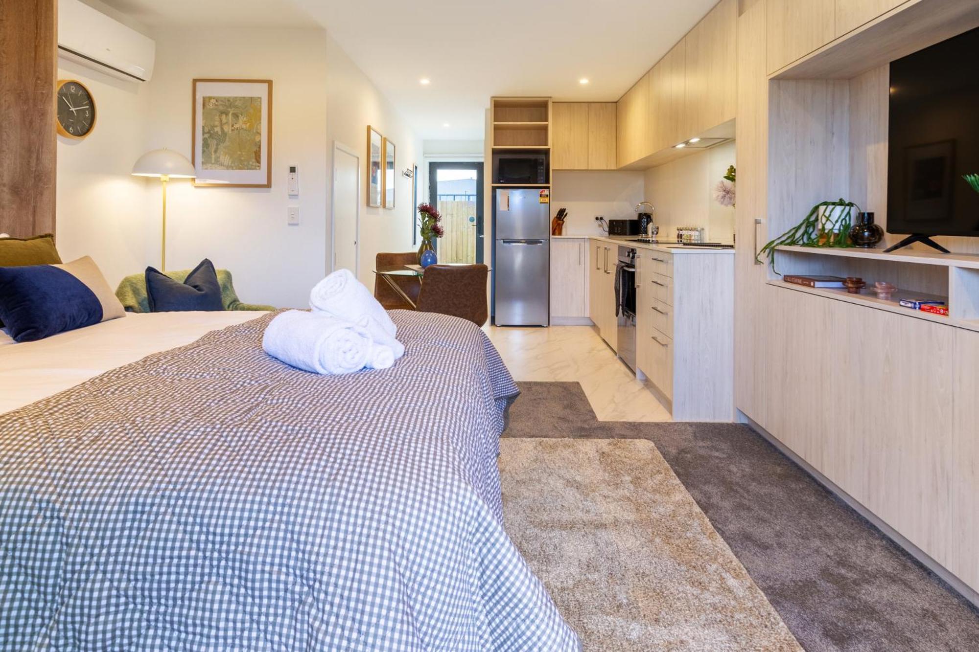 Downtown Comfort: Modern Studio With Backyard Christchurch Luaran gambar