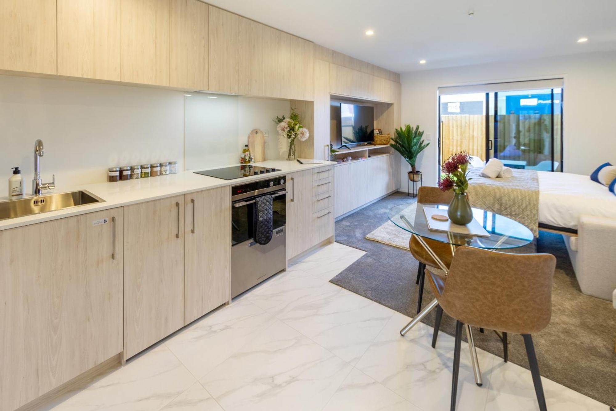 Downtown Comfort: Modern Studio With Backyard Christchurch Luaran gambar